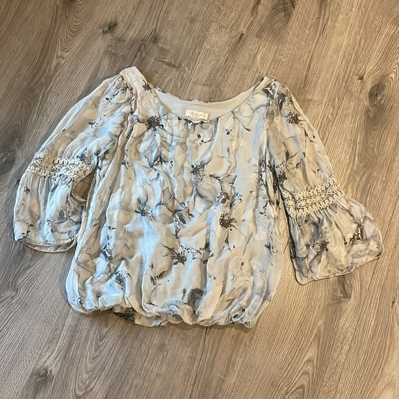 Delicate lined over the head blouse with lace sleeves and bubble hem. - Picture 5 of 11